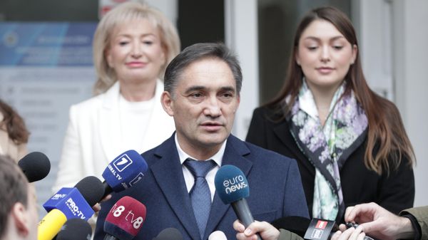 Кандидат в президенты Молдавии Александр Стояногло во время пресс-подхода на избирательном участке на выборах президента и конституционном референдуме по вопросу евроинтеграции в Молдавии (20 октября 2024). Кишинёв - Sputnik Армения