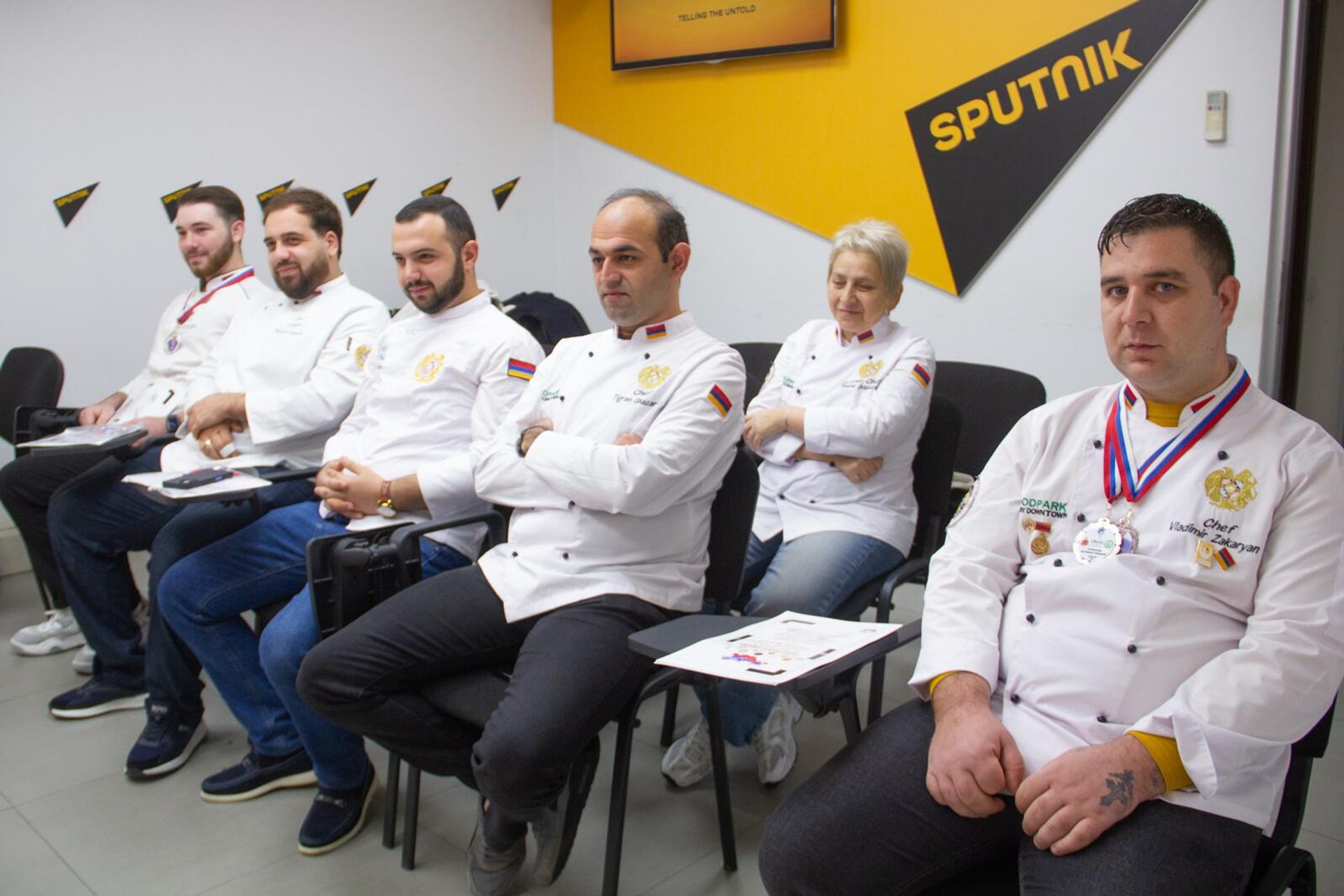 Бренд-мастера и шеф-повара на пресс-конференции Об искусстве кулинарии. За какое блюдо можно получить медаль? (21 октября 2024). Еревaн Бренд-мастера и шеф-повара на пресс-конференции Об искусстве кулинарии. За какое блюдо можно получить медаль? (21 октября 2024). Еревaн - Sputnik Армения, 1920, 21.10.2024