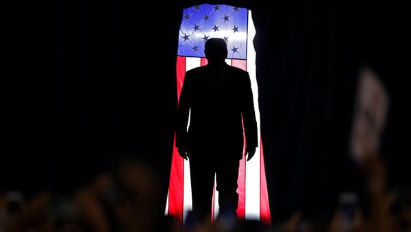 Силуэт президента США Дональда Трампа на предвыборном митинге в Лейк-Чарльз (11 октября 2019). Лос-Анджелес - Sputnik Армения