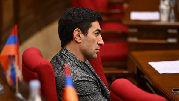 Левон Кочарян во время очередного заседания Национального собрания (22 октября 2024). Еревaн - Sputnik Армения