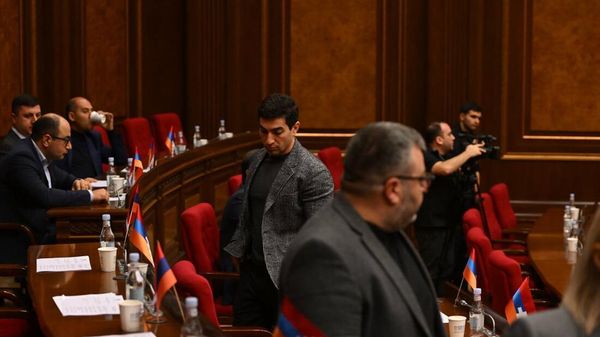 Оппозиционные депутаты покидают зал заседаний Национального собрания во время очередного заседания (22 октября 2024). Еревaн - Sputnik Армения