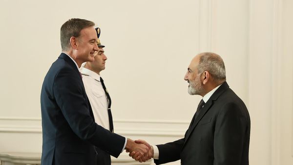 Премьер-министр Никол Пашинян принял специального помощника президента США, генерального директора Совета национальной безопасности по европейским делам Майкла Карпентера (22 октября 2024). Еревaн - Sputnik Армения