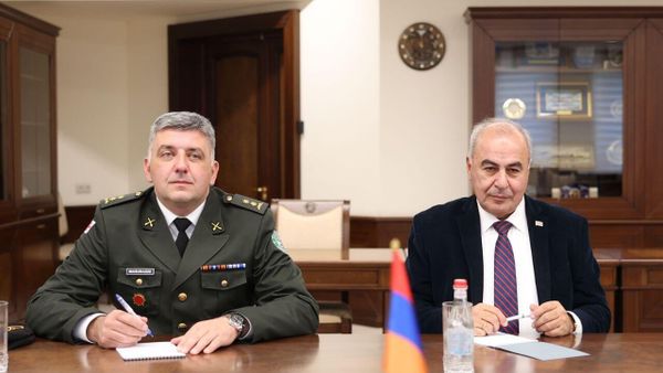 Министр обороны Сурен Папикян принял чрезвычайного и полномочного посла Грузии Георгия Шарвашидзе (23 октября 2024). Еревaн  - Sputnik Армения
