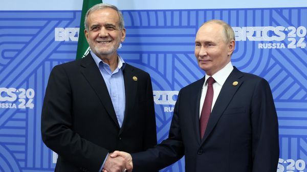 Президент РФ Владимир Путин и президент Ирана Масуд Пезешкиан во время встречи в рамках XVI саммита БРИКС (23 октября 2024). Москва - Sputnik Армения