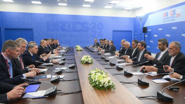 Президент РФ Владимир Путин и президент Ирана Масуд Пезешкиан во время встречи в рамках XVI саммита БРИКС (23 октября 2024). Москва - Sputnik Армения