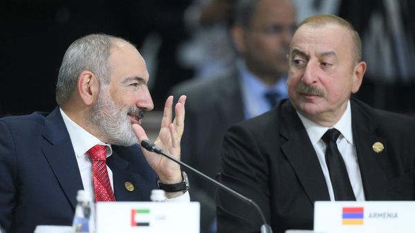 Премьер-министр Армении Никол Пашинян и президент Азербайджана Ильхам Алиев на пленарном заседании XVI саммита БРИКС в формате аутрич / БРИКС плюс (24 октября 2024). Казань - Sputnik Армения