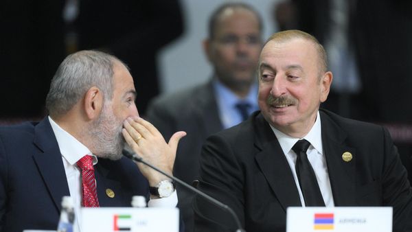 Премьер-министр Армении Никол Пашинян и президент Азербайджана Ильхам Алиев на пленарном заседании XVI саммита БРИКС в формате аутрич / БРИКС плюс (24 октября 2024). Казань - Sputnik Армения