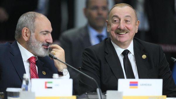 Премьер-министр Армении Никол Пашинян и президент Азербайджана Ильхам Алиев на пленарном заседании XVI саммита БРИКС в формате аутрич / БРИКС плюс (24 октября 2024). Казань - Sputnik Армения