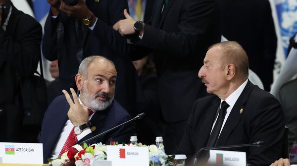 Премьер-министр Армении Никол Пашинян и президент Азербайджана Ильхам Алиев на пленарном заседании XVI саммита БРИКС в формате аутрич / БРИКС плюс (24 октября 2024). Казань - Sputnik Армения
