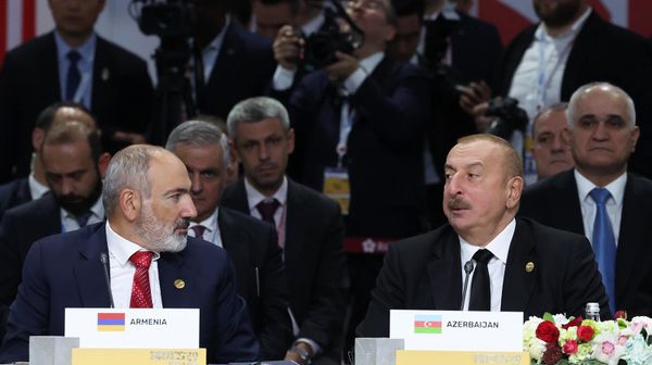 Премьер-министр Армении Никол Пашинян и президент Азербайджана Ильхам Алиев на пленарном заседании XVI саммита БРИКС в формате аутрич / БРИКС плюс (24 октября 2024). Казань - Sputnik Армения