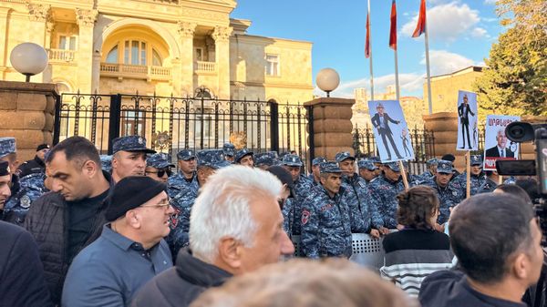Ситуация у резиденции президента (25 октября 2024). Еревaн - Sputnik Армения