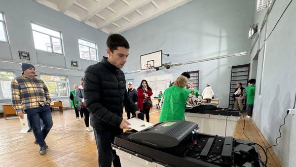 Граждане на избирательных участках во время голосования на выборах в парламент (26 октября 2024). Грузия - Sputnik Армения