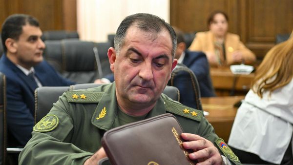 Первый замминистра обороны, начальник генштаба ВС Эдвард Асрян перед началом совместного заседания постоянных комиссий НС (28 октября 2024). Еревaн - Sputnik Армения