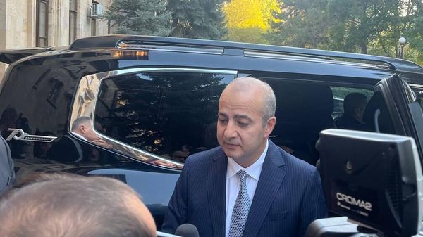 Директор СНБ Армен Абазян отвечает на вопросы журналистов после совместного заседания постоянных комиссий НС (28 октября 2024). Еревaн - Sputnik Армения