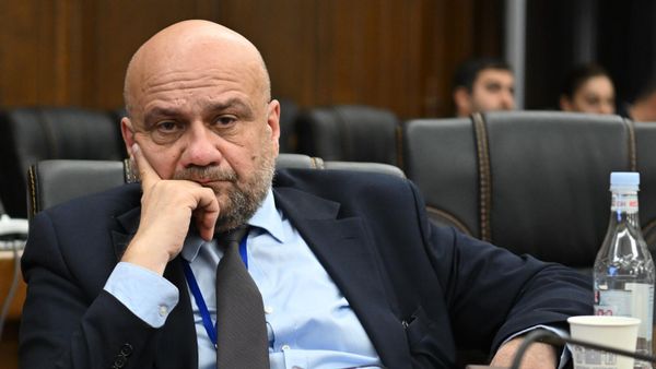 Директор Общественного радио Армении Армен Колоян во время совместного заседания постоянных комиссий НС по обсуждению законопроекта бюджета 2025 года (29 октября 2024). Еревaн - Sputnik Армения