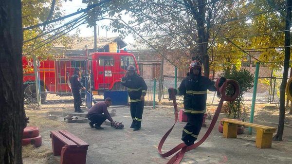 Сотрудники пожарной службы МВД на месте пожара в детском саду (30 октября 2024). Арташат - Sputnik Армения