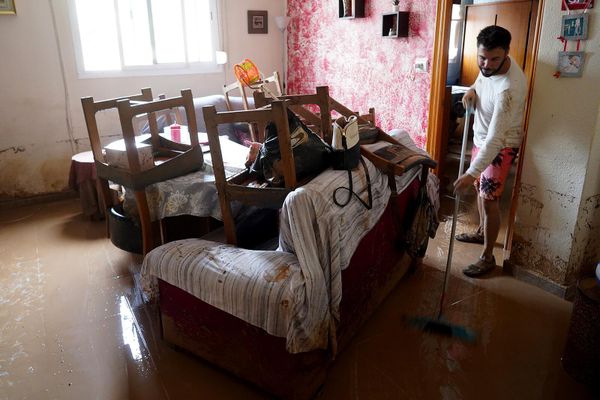 Житель Валенсии показывает, какой урон нанесло страшное наводнение его жилищу. - Sputnik Армения