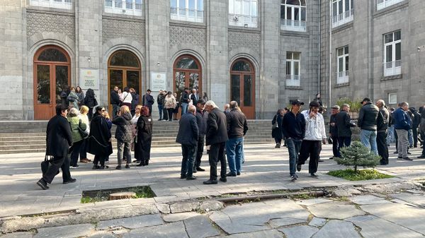 Акция протеста сотрудников и студентов Нац.аграрного университета Армении против постановления Правительства о передаче части 2-го корпуса Университета французскому университету (31 октября 2024). Еревaн - Sputnik Армения