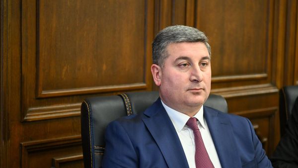 Министр ТУИ Гнел Саносян на предварительном обсуждении государственного бюджета 2025 года в рамках совместного заседания постоянных комиссий НС (5 ноября 2024). Еревaн - Sputnik Армения