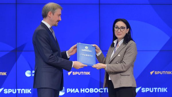 Шеф-редактор Sputnik Armenia Наира Мелкумян получает награду от замруководителя генсекретаря СНГ Дениса Трефилова (7 ноября 2024). Москва - Sputnik Армения