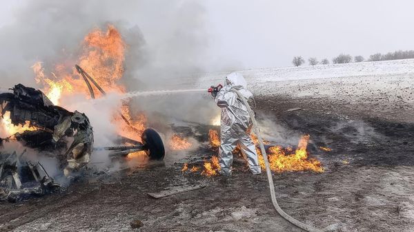 Сотрудники пожарной службы на месте жесткой посадки вертолета Ми-8 (9 ноября 2024). Казахстан - Sputnik Армения