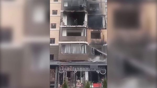 Сотрудники пожарной службы на месте взрыва газа в жилом здании в Пятигорске - Sputnik Армения