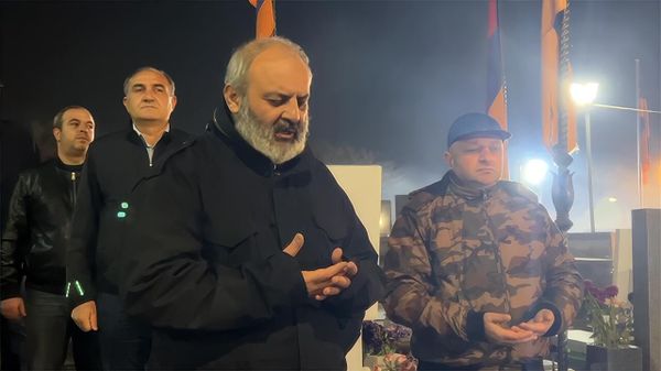 Архиепископ Баграт Галстанян в пантеоне Ераблур читает молитву за упокой душ погибших солдат - Sputnik Армения
