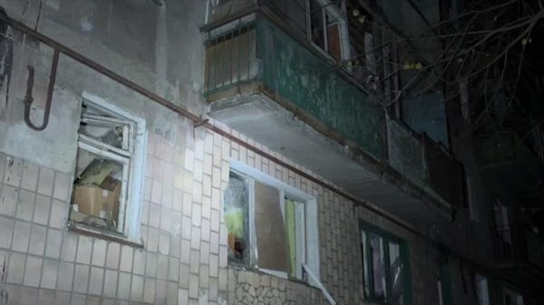 Украинские военные обстреляли центр Горловки, в результате прямого попадания в многоквартирный дом пострадал беженец из Дзержинска, рассказала очевидец происшествия - Sputnik Армения