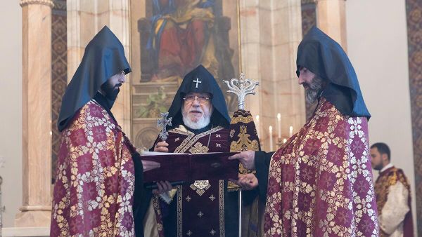 Католикос Гарегин II и епископ Вртанес Абрамян провели совместную молитву за освобождение пленных армян (10 ноября 2024). Эчмиадзин - Sputnik Армения