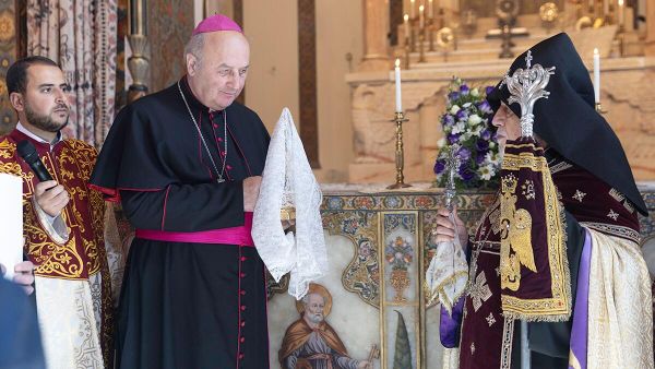 Архиепископ Пражский Ян Граубнер преподнес Первопрестольному Святыню - мощи первого армянского просветителя, основателя Армянской Апостольской Святой Церкви, апостола Варфоломея (10 ноября 2024). Эчмиадзин - Sputnik Армения
