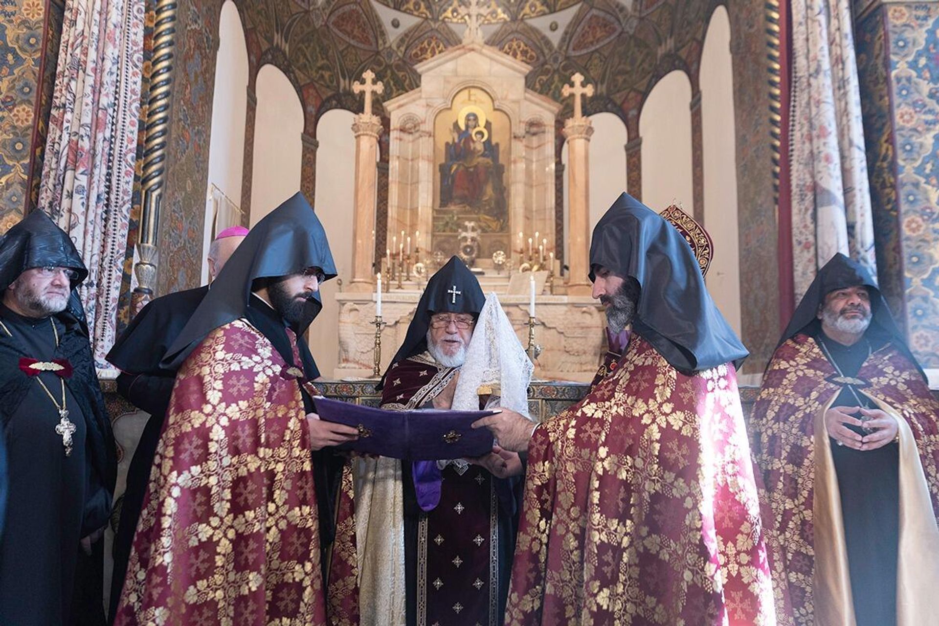 Архиепископ Пражский Ян Граубнер преподнес Первопрестольному Святыню - мощи первого армянского просветителя, основателя Армянской Апостольской Святой Церкви, апостола Варфоломея (10 ноября 2024). Эчмиадзин Архиепископ Пражский Ян Граубнер преподнес Первопрестольному Святыню - мощи первого армянского просветителя, основателя Армянской Апостольской Святой Церкви, апостола Варфоломея (10 ноября 2024). Эчмиадзин - Sputnik Армения, 1920, 10.11.2024