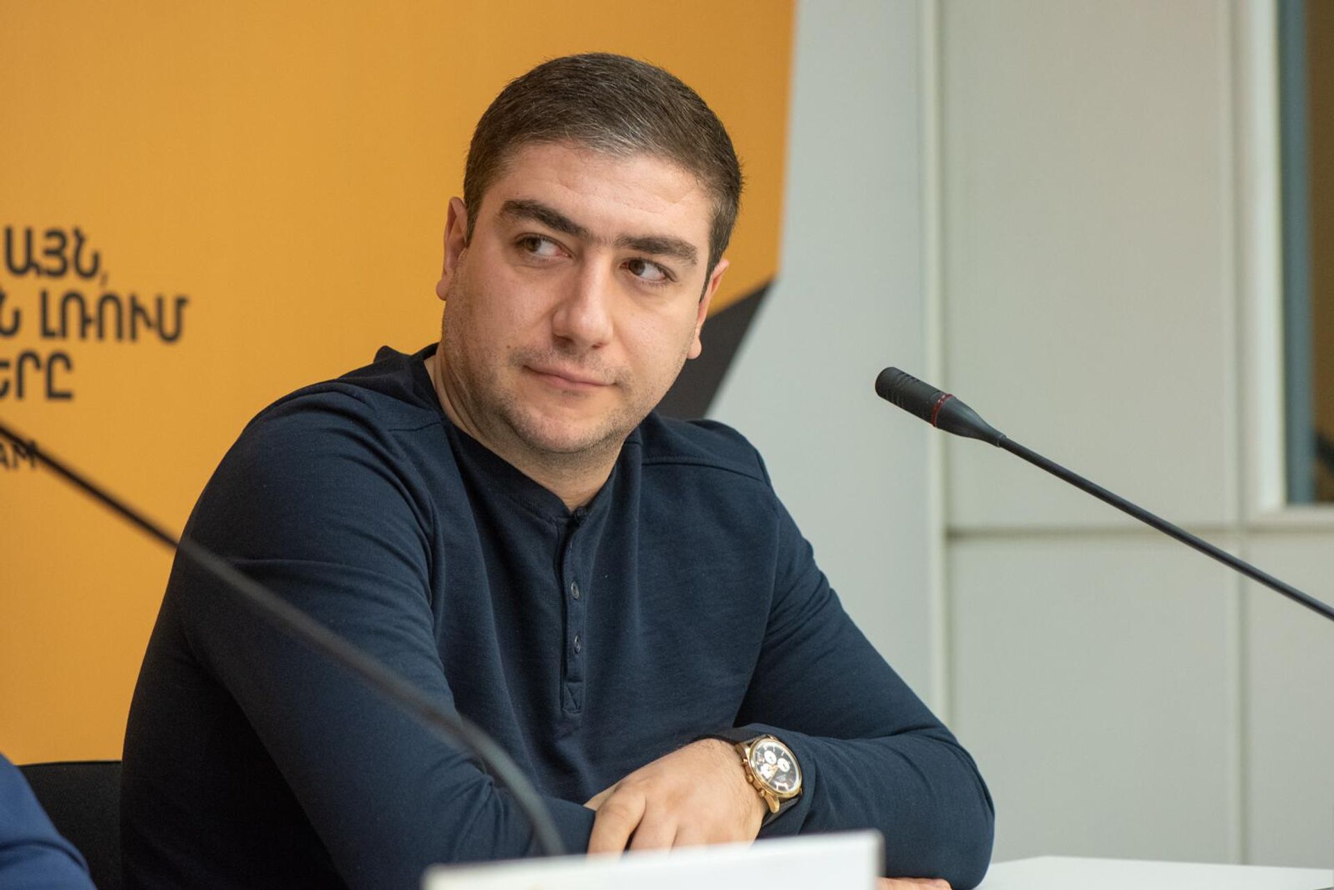 Арман Гукасян во время пресс-конференции по итогам Форума лидеров развития -2024 (11 ноября 2024). Еревaн - Sputnik Армения, 1920, 16.12.2025