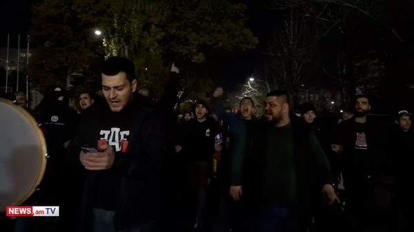 Фан-клубы провели акцию с требованием ухода президента Федерации футбола Армении Армена Меликбекяна - Sputnik Армения