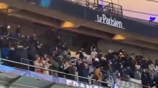 Болельщики устроили драку во время матча сборных Франции и Израиля в Париже. - Sputnik Армения