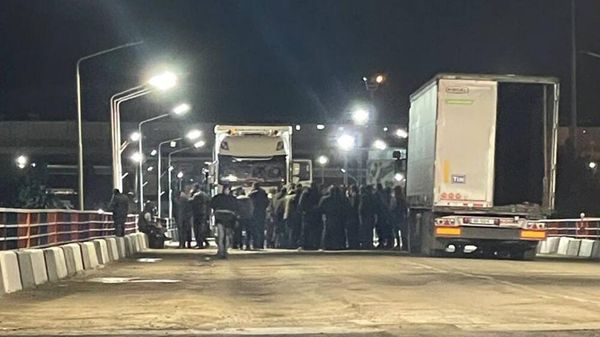 Армянские водители перекрыли движение с Ираном в пункте пропуска Агарак (17 ноября 2024) - Sputnik Армения
