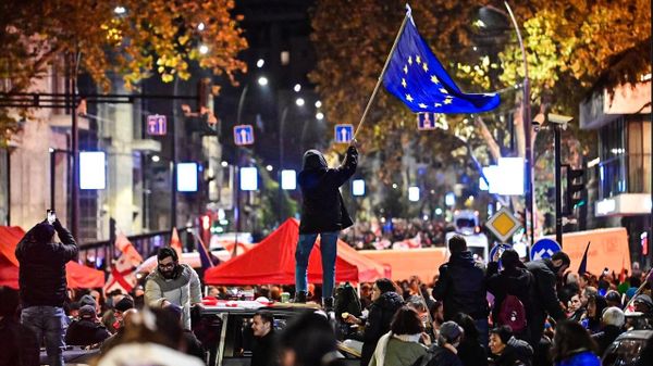 Участники акции оппозиции машет флагом ЕС на перекрытой улице (17 ноября 2024). Тбилиси - Sputnik Արմենիա