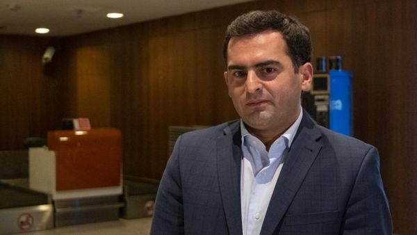 Вице-спикер Национального собрания РА Акоп Аршакян отвечает на вопросы журналистов в аэропорту Звартноц (18 ноября 2024). Еревaн - Sputnik Армения
