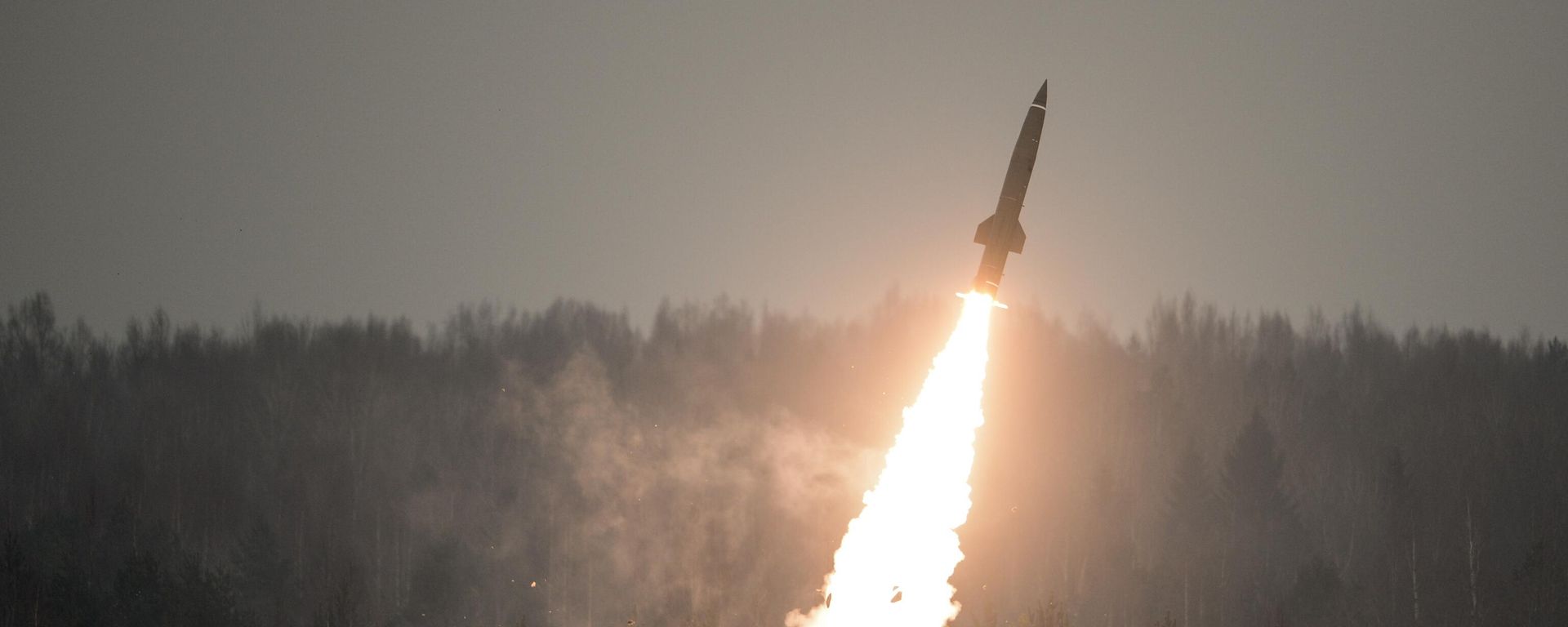 Показательный пуск ракеты из тактического комплекса Точка-У на полигоне Луга в Ленинградской области в День ракетных войск и артиллерии. - Sputnik Армения, 1920, 18.11.2024