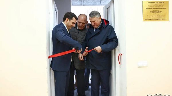 Сопредседатель российско-армянской Межпарламентской комиссии Акоб Аршакян и заместитель председателя Совета Федерации Юрий Воробьев на открытии Русского центра (18 ноября 2024). Дилижан - Sputnik Армения