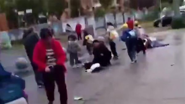 Внедорожник влетел в толпу перед входом в начальную школу в китайском городе Чандэ - Sputnik Армения