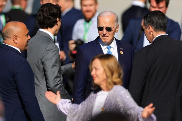 Джо Байден наблюдает за мероприятием в рамках саммита G20 2024 года в Музее современного искусства - Sputnik Армения