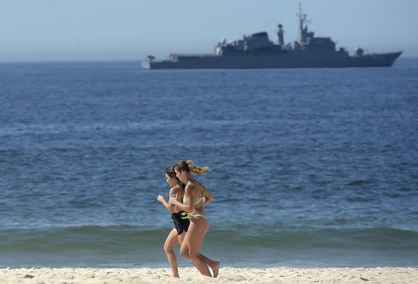 Корабль ВМС Бразилии патрулирует пляж Копакабана во время саммита G20 в Рио-де-Жанейро - Sputnik Армения