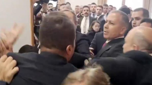 Конфликт в турецком парламенте: оппозиция заблокировала вход главы МВД в зал заседаний - Sputnik Армения