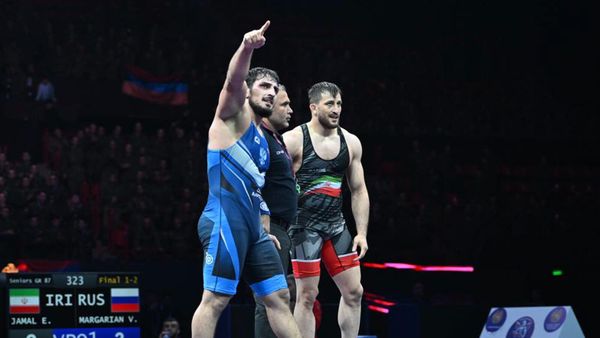 Вааг Маркарян из России победил в борьбе с Эсмаели Джамалом из Ирана на ЧМ по борьбе среди военнослужащих (22 ноября 2024). Еревaн - Sputnik Армения