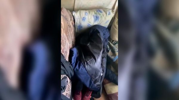 Мужчина прикинулся курткой, чтобы спрятаться от судебных приставов в омской квартире - Sputnik Армения