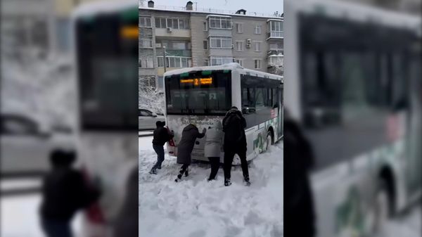 «Буря столетия»: сильнейший снегопад второй день идёт в Благовещенске - Sputnik Армения