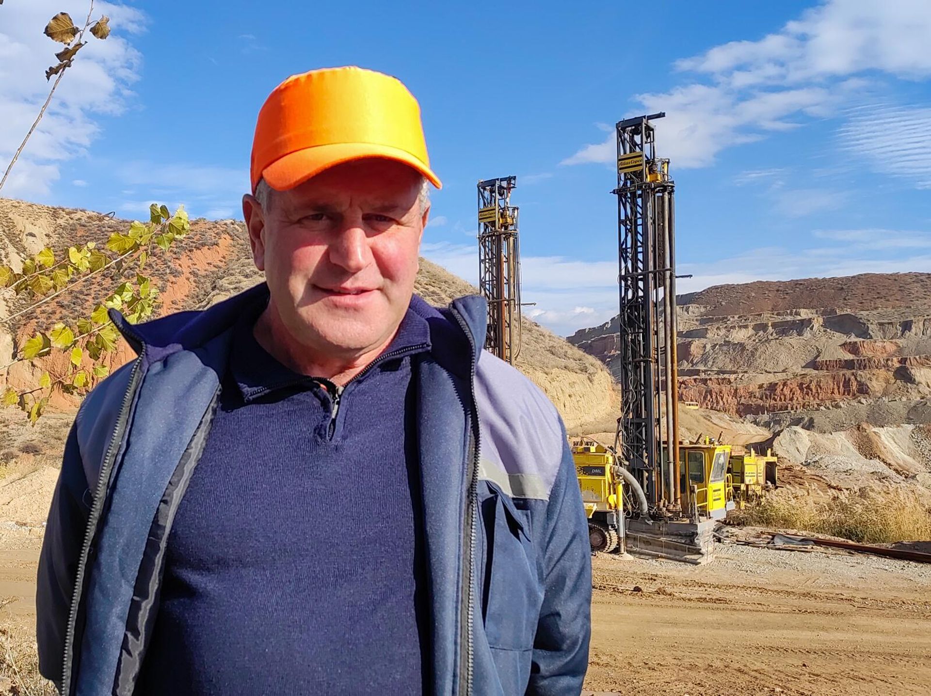Старший мастер бурово-взрывных работ на Агаракском медно-молибденовом комбинате Наири Халатян - Sputnik Армения, 1920, 27.11.2024
