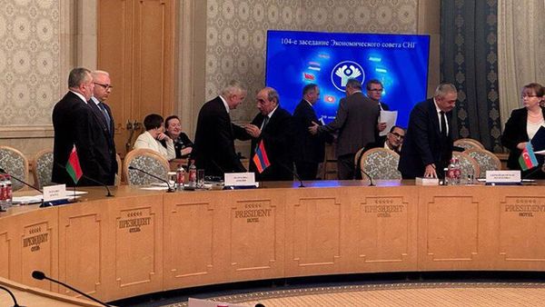 Вице-премьер Мгер Григорян и первый заместитель премьера Азербайджана Ягуб Эюбов побеседовали на заседании Экономического совета СНГ (29 ноября 2024). Москвa - Sputnik Армения