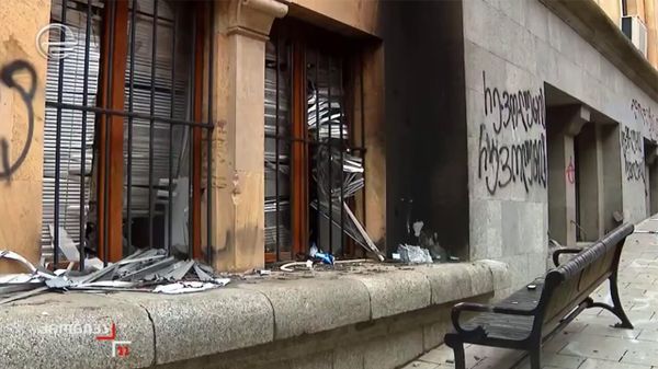 Кадры разгромленного парламента во время акции протеста в Тбилиси в ночь на воскресенье - Sputnik Армения