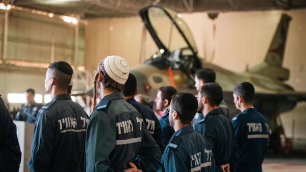 Ультраортодоксальные техники израильских ВВС в технической школе израильских ВВС после завершения обучения (3 декабря 2024). Хайфа - Sputnik Армения